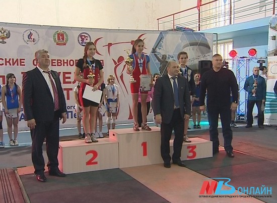 В Волгограде начался турнир по тяжелой атлетике